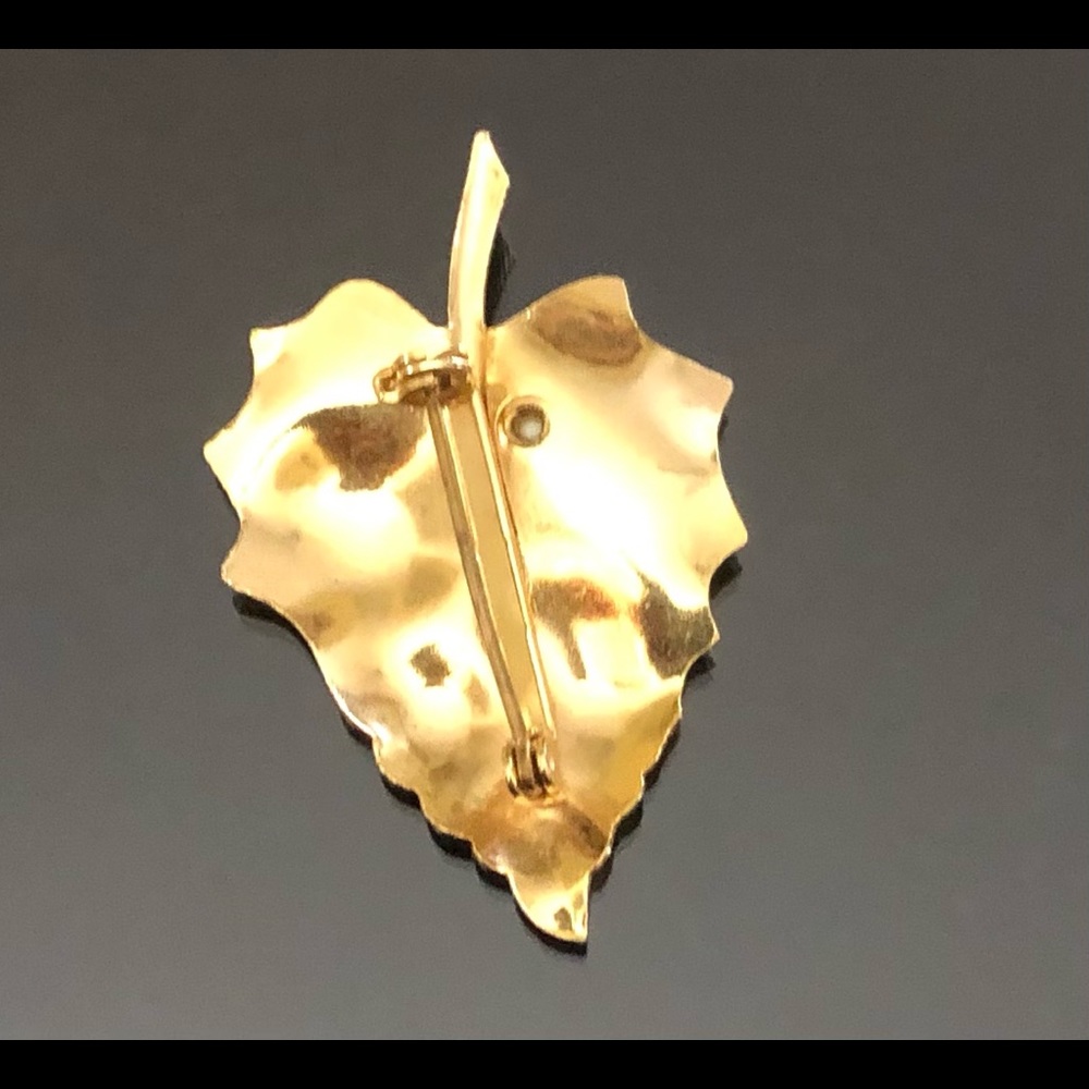 Two Beautiful vintage brooches. Gold leaf & pearl. BO11 - Picture 4 of 7
